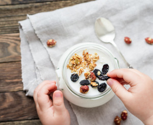 Symbolbild: Hand pickt Rosine von Müsli