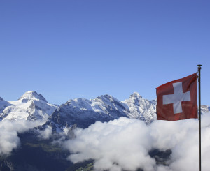Berge mit schweizer fahne