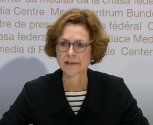 Monika Rühl an der Medienkonferenz