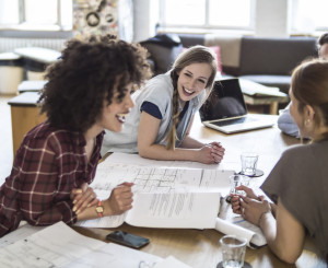 Leute in Start Up besprechen sich am Tisch