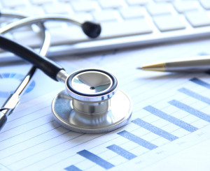 Stethoskop und Bleistift liegen auf Statistiken