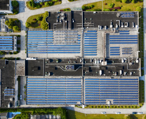 Industriegebäude mit Solarzellen