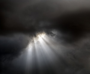Dunkle Wolken durch die ein paar Lichtstrahlen brechen