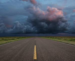 Dunkle Wolke über Landstrasse