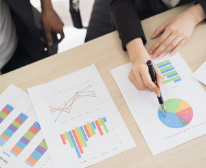 Geschäftsleute diskutieren Statistiken an einem Tisch