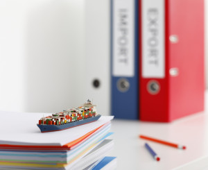 Miniatur Containerschiff auf Büroschreibtisch