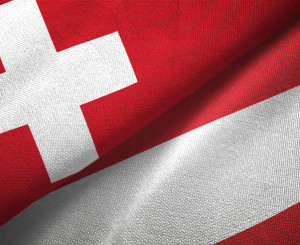 Fahnen von CH und AT übereinander