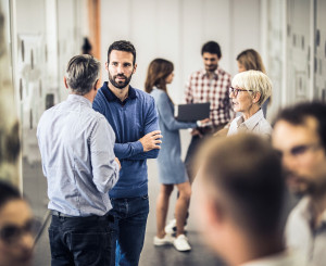 Mehrere Leute diskutieren in Gruppen
