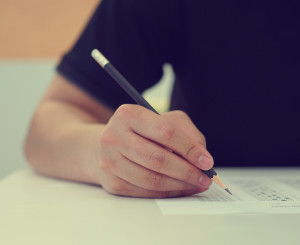 Schüler füllt Test aus