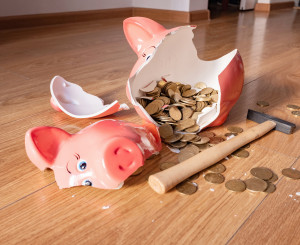 Zertrümmertes Sparschwein Hammer liegt daneben