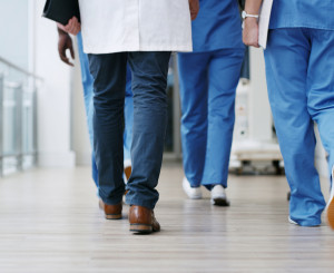 Ärtze gehen in einem Spital