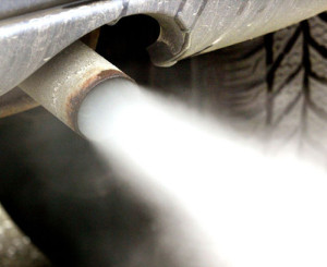 Abgas von Auto