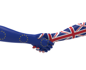 Eine Hand mit der EU-Fahne darauf reicht die Hand einer mit der Grossbritannien-Fahne darauf