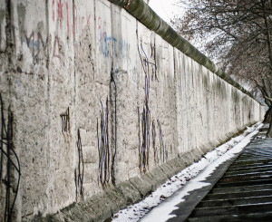 Graue Mauer und etwas Schnee am Boden