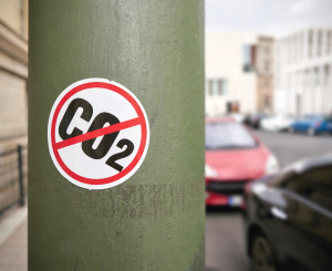 Kleber mit "CO2" das durchgestrichen wurde klebt am Pfosten einer Strassenlampe
