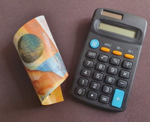 10 Franken Note und Taschenrechner