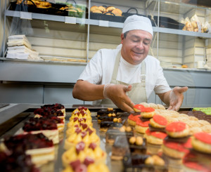 Un boulanger et ses produits