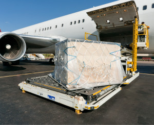Beladen eines Frachtflugzeugs