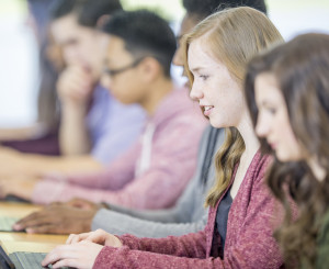 Jugendliche sitzen in Schulzimmer
