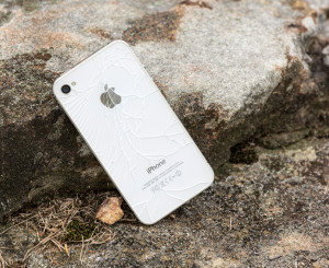 iphone liegt auf der Strasse