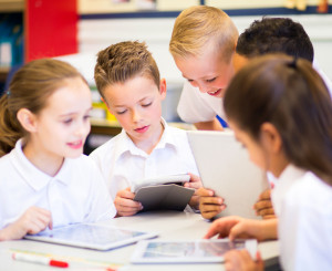 Écoliers avec un ipad