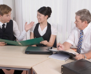 Drei Personen, die am Tisch miteinander diskutieren
