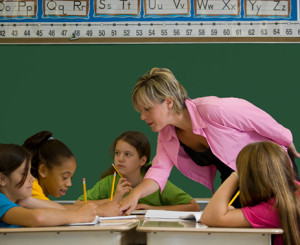 Kinder in einem Schulzimmer