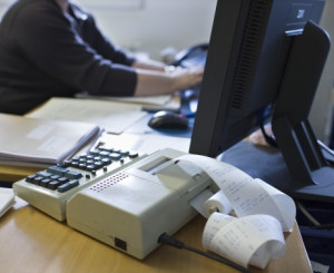 Frau sitzt an Computer