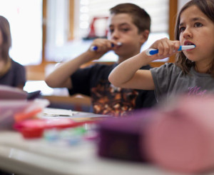 Kinder putzen sich die Zähne