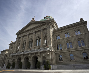 Bundeshaus aus der Froschperspektive, nebliger Himmel